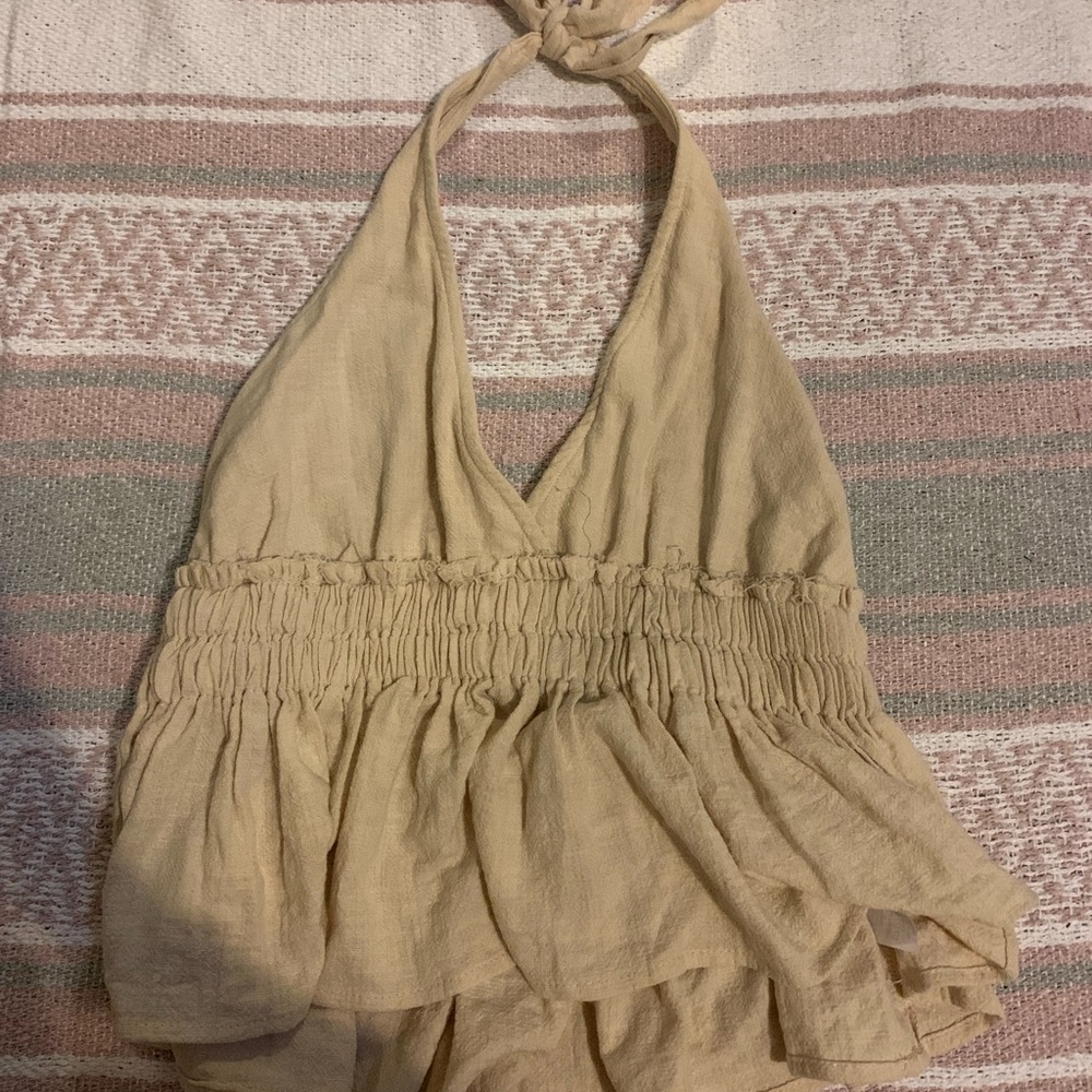 Super cute open back halter top, very beach and a great natural color